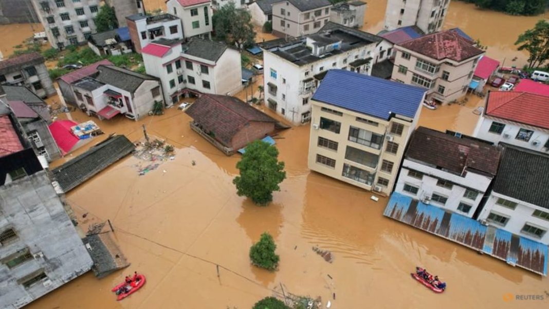 China se prepara para dos ciclones tropicales tras inundaciones repentinas mortales
