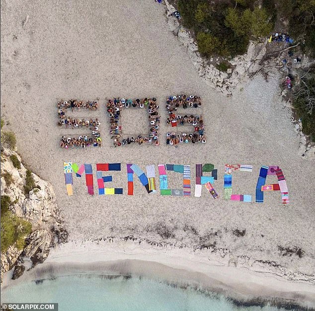 Cientos de manifestantes han impedido el acceso turístico a una playa menorquina de postal llamada Cala Turqueta