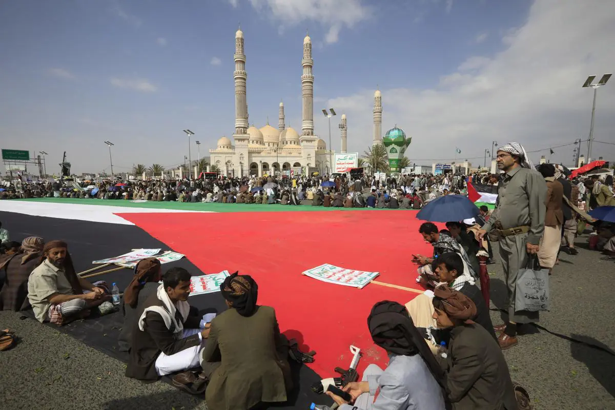 Ciudadanos yemeníes se manifiestan en solidaridad con Palestina en masiva marcha - teleSUR
