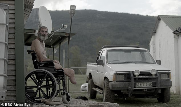 El hombre de 73 años ahora es doblemente amputado y vive libremente a pesar de sus crímenes.