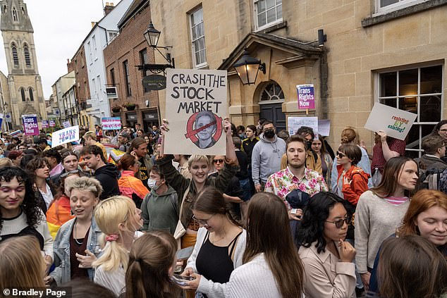 El Gobierno ha recibido críticas por su decisión de retirar una ley diseñada para proteger la libertad de expresión en los campus. En la imagen: una protesta trans en la Oxford Union