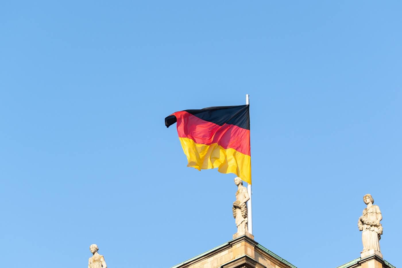 DWS presentará la primera moneda estable regulada en euros de Alemania - CoinJournal
