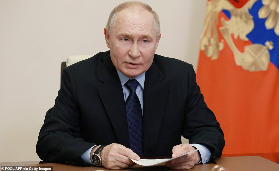 Vladimir Putin ha realizado ejercicios de guerra nuclear por segunda vez este mes en su intento de aumentar el temor a Occidente entre su población. El líder ruso ordenó una demostración de potencia de fuego atómico al enviar sus enormes lanzamisiles móviles Yars a los bosques de la cuenca del río Volga en el este de Moscú para practicar el desencadenamiento de un Armagedón intercontinental.