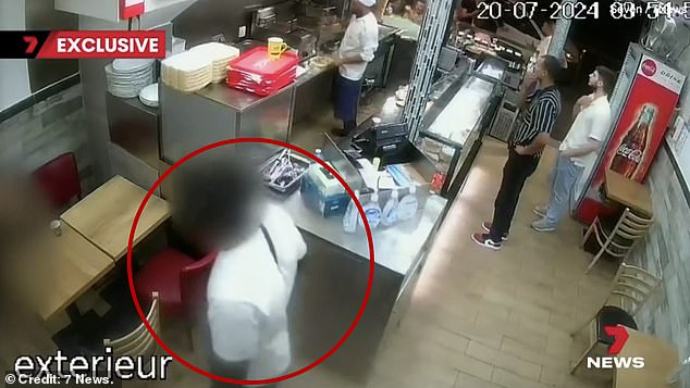 Una mujer de 25 años buscó refugio en un local de kebab de París después de haber sido brutalmente violada por cinco hombres alrededor de las 5 de la mañana. Pero, momentos después, uno de los presuntos violadores de la mujer (borroso en el extremo izquierdo de la imagen) (encerrado en un círculo) se acercó a ella y le dio unas palmaditas.