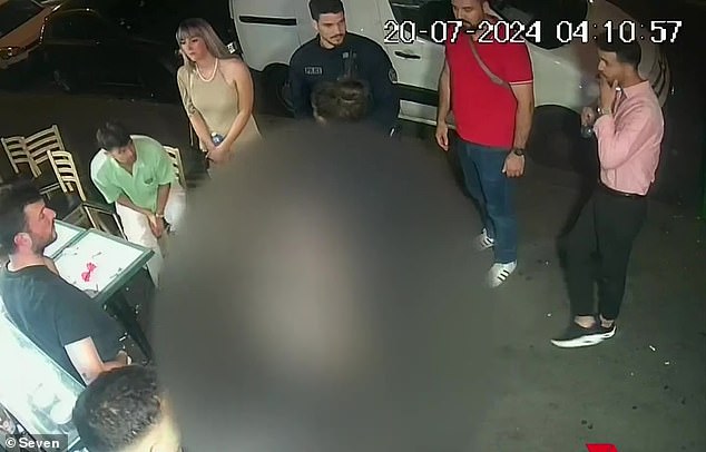 Una desgarradora imagen de seguridad ha captado el momento en que una mujer australiana visiblemente angustiada busca refugio en un local de kebab de París tras ser presuntamente violada en grupo. En la imagen se ve a gente ayudando a la mujer, que aparece borrosa, fuera del local de kebab.