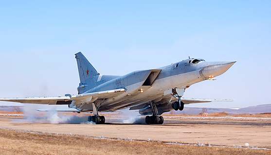 Dos bombarderos rusos resultaron dañados durante un ataque al aeródromo de Olenya
