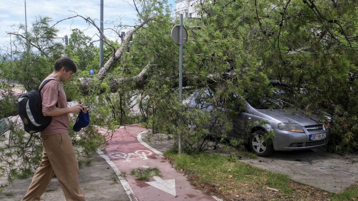 Dos muertos tras una fuerte tormenta que azota los Balcanes occidentales
