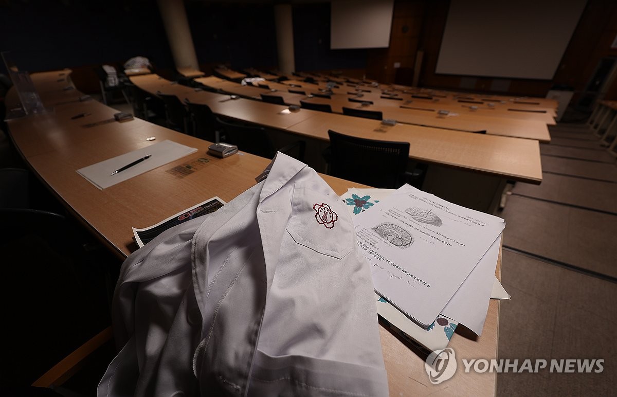 Gov't unveils measures to prevent boycotting med students from failing semester