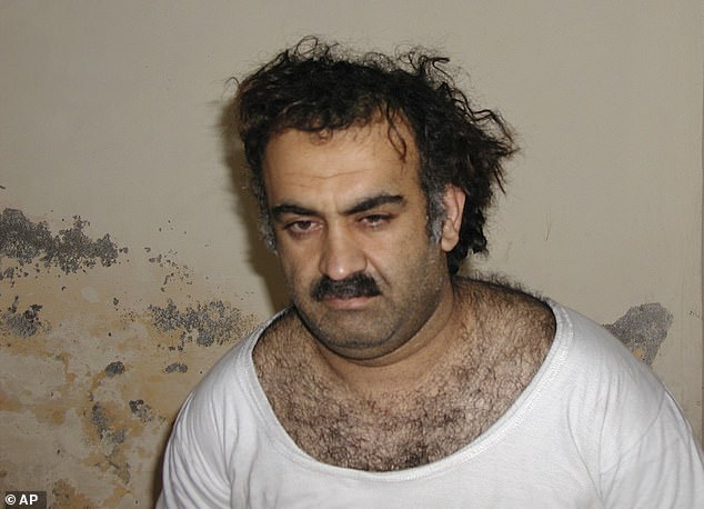 Este sábado 1 de marzo de 2003, se muestra a Khalid Shaikh Mohammad, el supuesto autor intelectual del 11 de septiembre, poco después de su captura durante una redada en Pakistán.