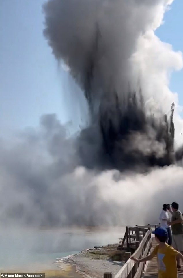 El aterrador momento en que se produjo una explosión gigante en el Parque Nacional de Yellowstone fue captado por turistas mientras corrían por sus vidas