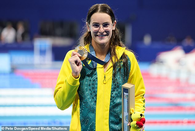 Kaylee McKeown defendió con éxito su medalla de oro olímpica en París en una emocionante victoria de remontada