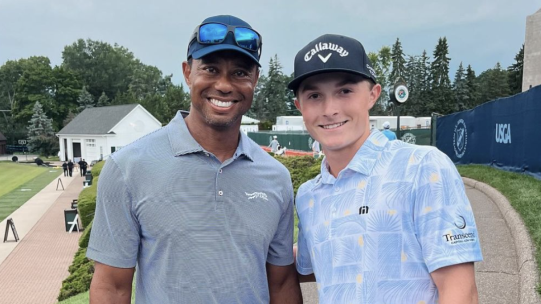 El medallista juvenil estadounidense Blades Brown conoce a Tiger Woods y luego se une a él en el exclusivo club de la USGA
