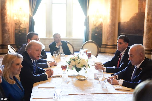 El candidato presidencial republicano, el expresidente Donald Trump, se reúne con el primer ministro israelí, Benjamin Netanyahu, en su propiedad de Mar-a-Lago, el viernes 26 de julio de 2024, en Palm Beach, Florida. Es la primera vez que se ve públicamente la oreja dañada de Trump.