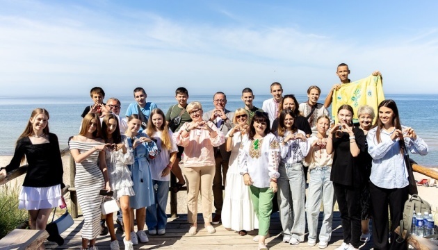 El primer ministro lituano visita un campamento de verano en Palanga donde pasan sus vacaciones niños de Ucrania
