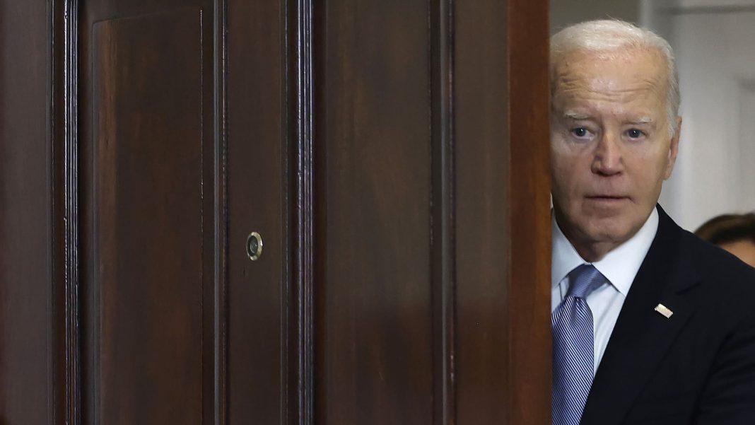 El principal aliado de Biden cambia su tono mientras otros ocho demócratas piden al presidente que se retire
