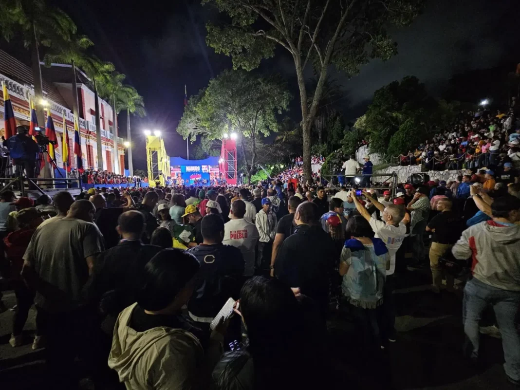 El pueblo venezolano festeja en Miraflores a la espera del resultado electoral - teleSUR
