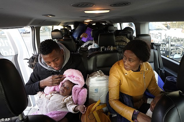 Migrantes de Haití y otros lugares suben a una camioneta en Boston rumbo a un refugio en Quincy, Massachusetts