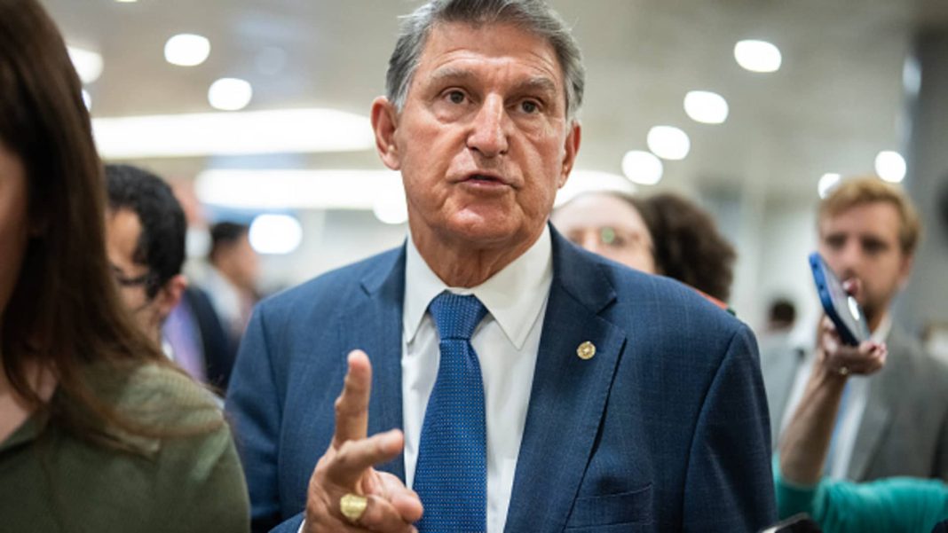 El senador Joe Manchin pide a Biden que abandone la carrera presidencial
