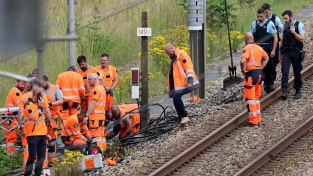 El servicio de trenes TGV de Francia se reanuda tras las interrupciones provocadas por un ataque incendiario - teleSUR
