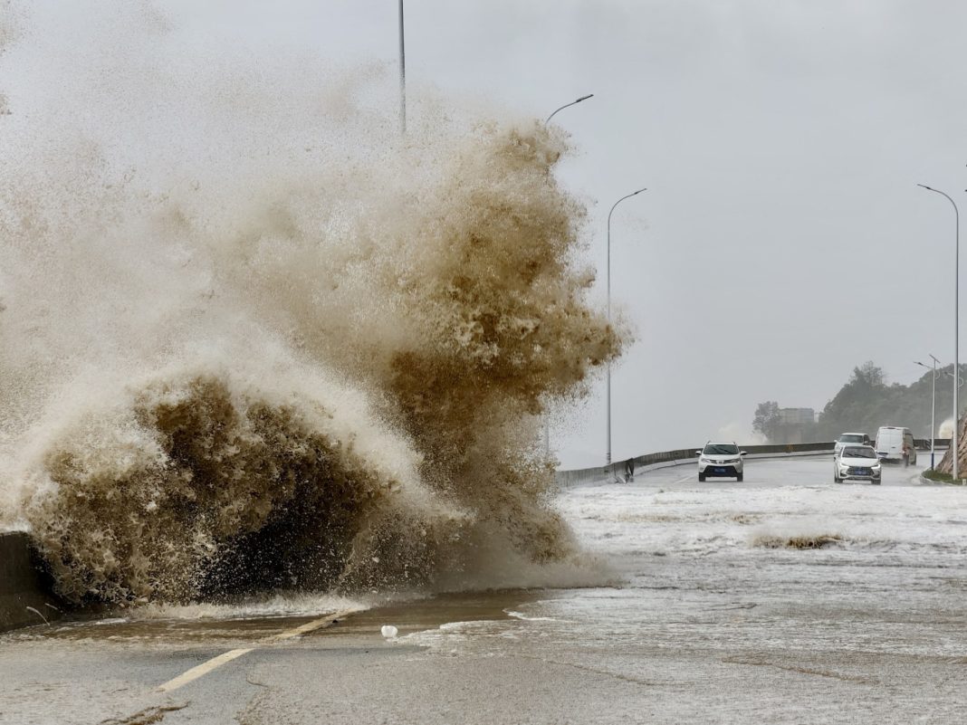 El tifón Gaemi golpea China y las autoridades advierten de inundaciones repentinas
