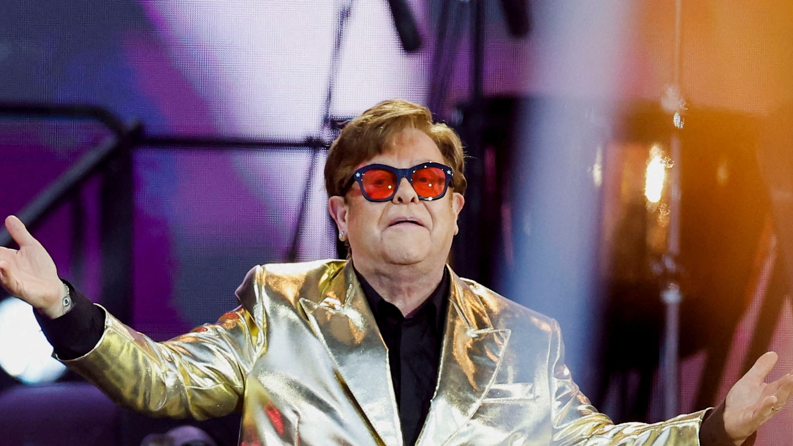 Elton John orinó en una botella de plástico en una zapatería en Francia y pidió a su personal de seguridad que limpiara el lugar: dueño de la tienda
