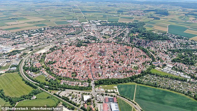 Nördlingen se encuentra dentro del cráter de asteroide Nördlinger Ries, de 26 km (16 millas) de ancho. Incrustadas en las paredes de casi todos sus edificios hay alrededor de 72.000 toneladas de diamantes.