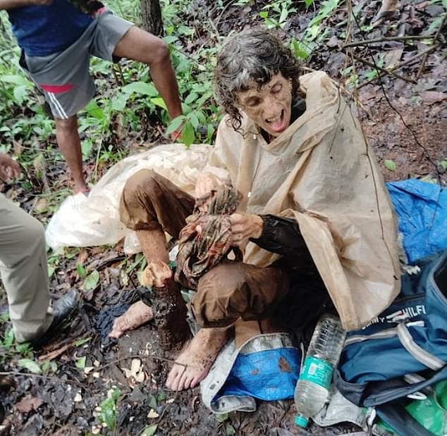 La mujer fue encontrada atada a un árbol, demacrada, por un pastor de ganado. La mujer dijo que su esposo la dejó allí después de una disputa doméstica.