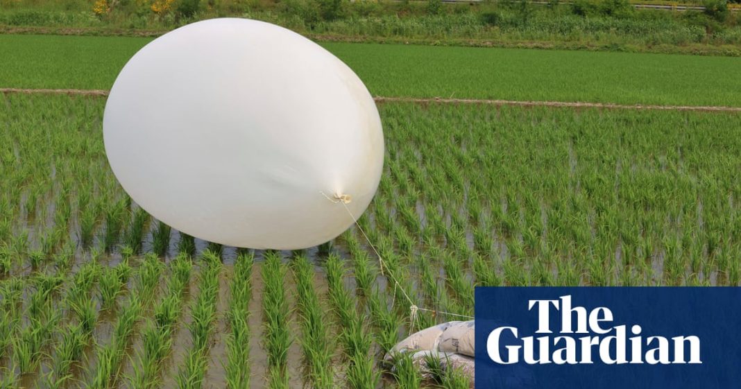 Globos de basura de Corea del Norte aterrizan en el complejo de oficinas presidenciales en Seúl
