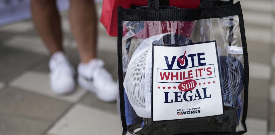 Gorras con el lema 'MAGA BLACK', bolsas transparentes y los primeros carteles de Trump y Vance: lo más destacado de lo que el Smithsonian está archivando de la convención republicana
