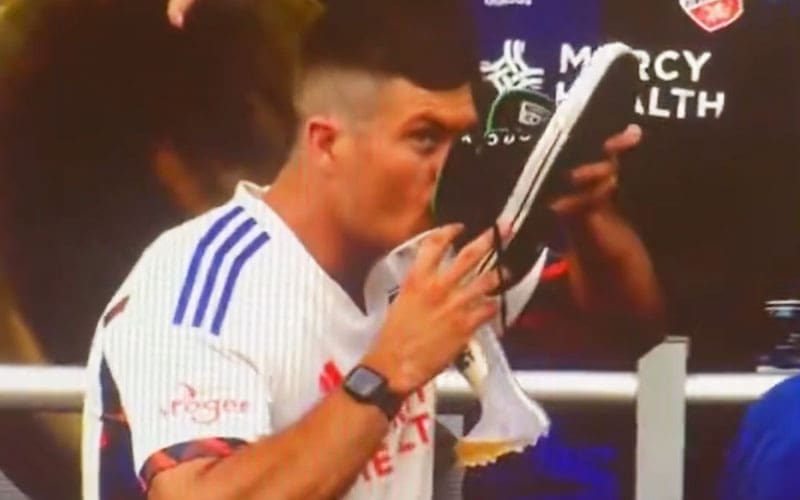 Grayson Waller fue visto celebrando con un Shoey en un partido de fútbol
