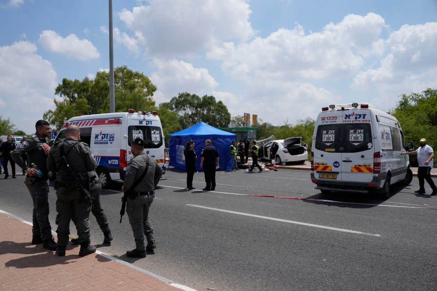 Hamás afirma que las conversaciones sobre el alto el fuego en Gaza no se han detenido y afirma que el jefe militar sobrevivió al ataque israelí
