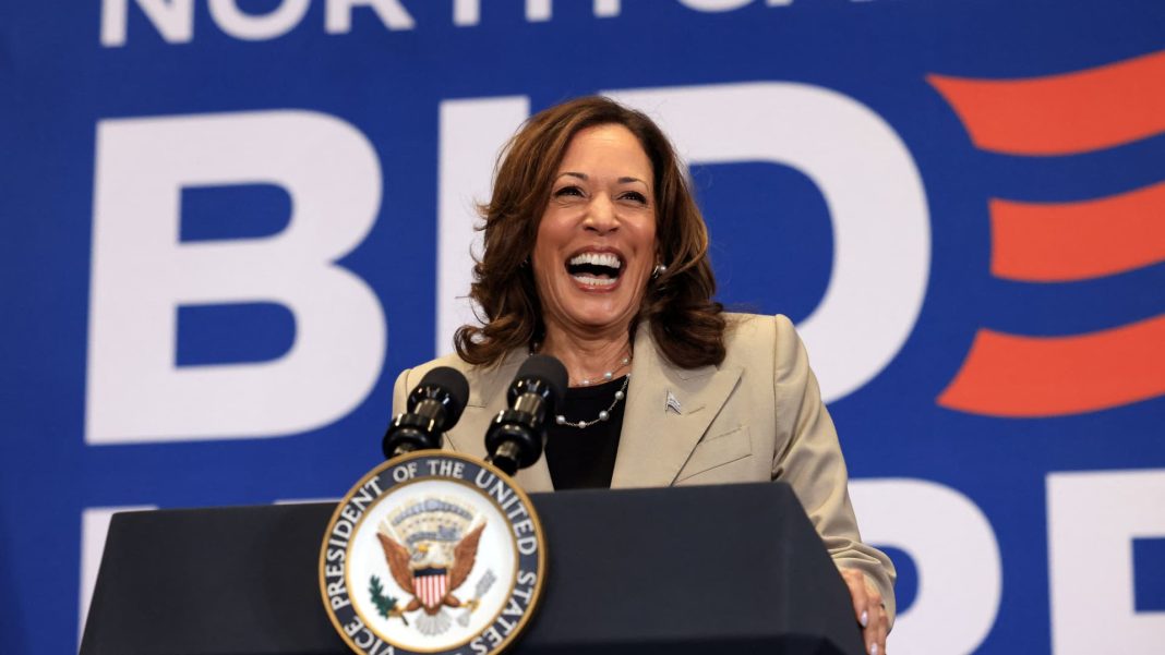 Harris sale a la campaña bajo los reflectores mientras Biden enfrenta una creciente presión para que se retire
