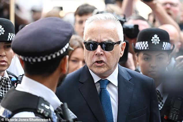 Huw Edwards ha llegado al Tribunal de Magistrados de Westminster esta mañana. Se enfrenta a tres cargos por hacer imágenes indecentes de niños.