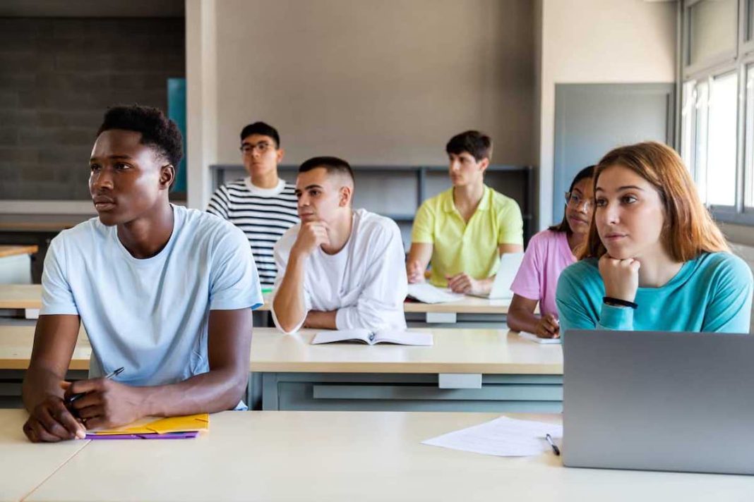 IRCC propone modificaciones que requieren que los estudiantes vuelvan a solicitar un permiso de estudio si cambian de escuela en Canadá
