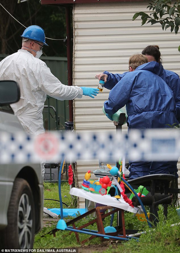 Un hombre de 28 años ha sido acusado de tres cargos de asesinato y cinco cargos de intento de asesinato después de un terrible incendio en una casa en el oeste de Sydney (en la foto: un equipo forense en el lugar)