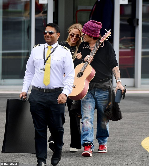 Johnny Depp fue visto el jueves luciendo acogedor con una esteticista rusa llamada Yulia mientras viajaba desde el helipuerto de Londres con su séquito.