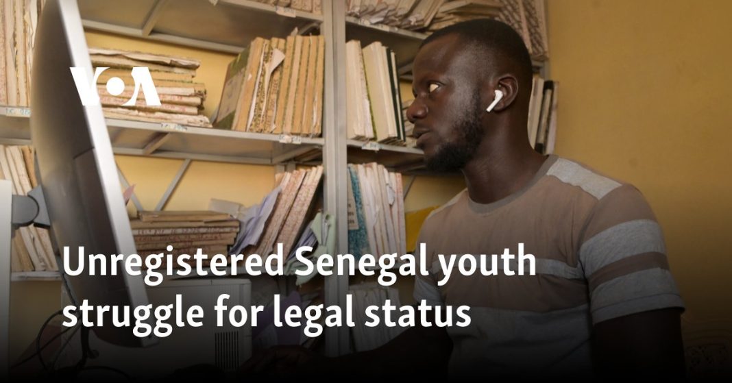 Jóvenes senegaleses no registrados luchan por obtener un estatus legal
