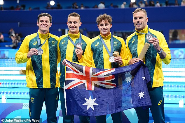 De izquierda a derecha: Jack Cartwright, Flynn Southam, Kai Taylor y Kyle Chalmers muestran sus medallas después de remontar para asegurar el segundo puesto detrás de los EE. UU.