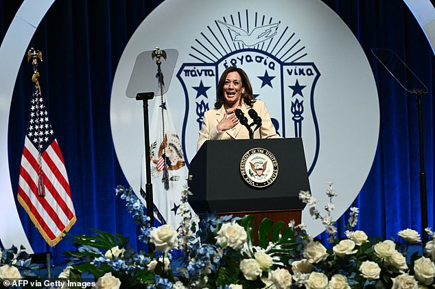 La vicepresidenta Kamala Harris habla en el Grand Boulé de la hermandad Zeta Phi Beta, Inc., donde reunió a los miembros antes de las elecciones de 2024 y atacó a Donald Trump.