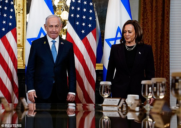 La vicepresidenta Kamala Harris (derecha) se reunió con el primer ministro israelí, Benjamin Netanyahu (izquierda), el jueves por la tarde y dijo a los periodistas que la reunión fue 