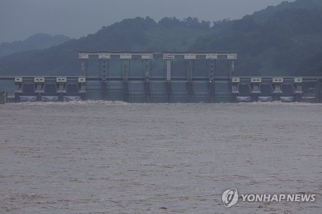 (LEAD) Gov't to construct flood control dams in 14 regions nationwide