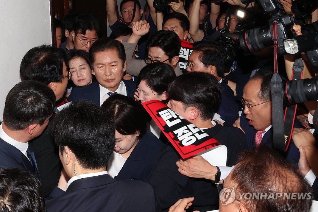 (LEAD) Rival parties wrangle over Yoon's impeachment petition at parliamentary hearing