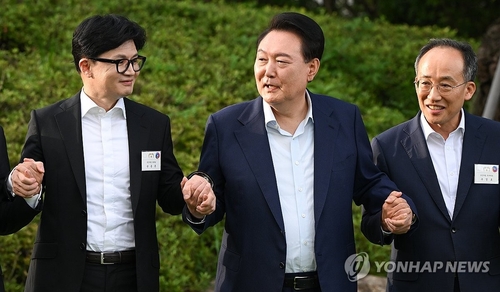 (LEAD) Yoon hosts dinner meeting with new ruling party leadership