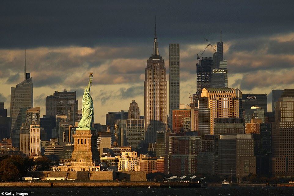 La NASA informa que un meteorito que se disparó a 34.000 millas por hora pasó el martes cerca de la Estatua de la Libertad en el puerto de Nueva York, incinerándose sobre la ciudad. Los neoyorquinos e incluso los residentes de los estados vecinos informaron haber sentido un estruendo similar a un terremoto y haber oído un fuerte 'boom' el martes por la mañana, mientras la brillante y hundida bola de fuego se consumía a unos 47 kilómetros sobre el centro de Manhattan.