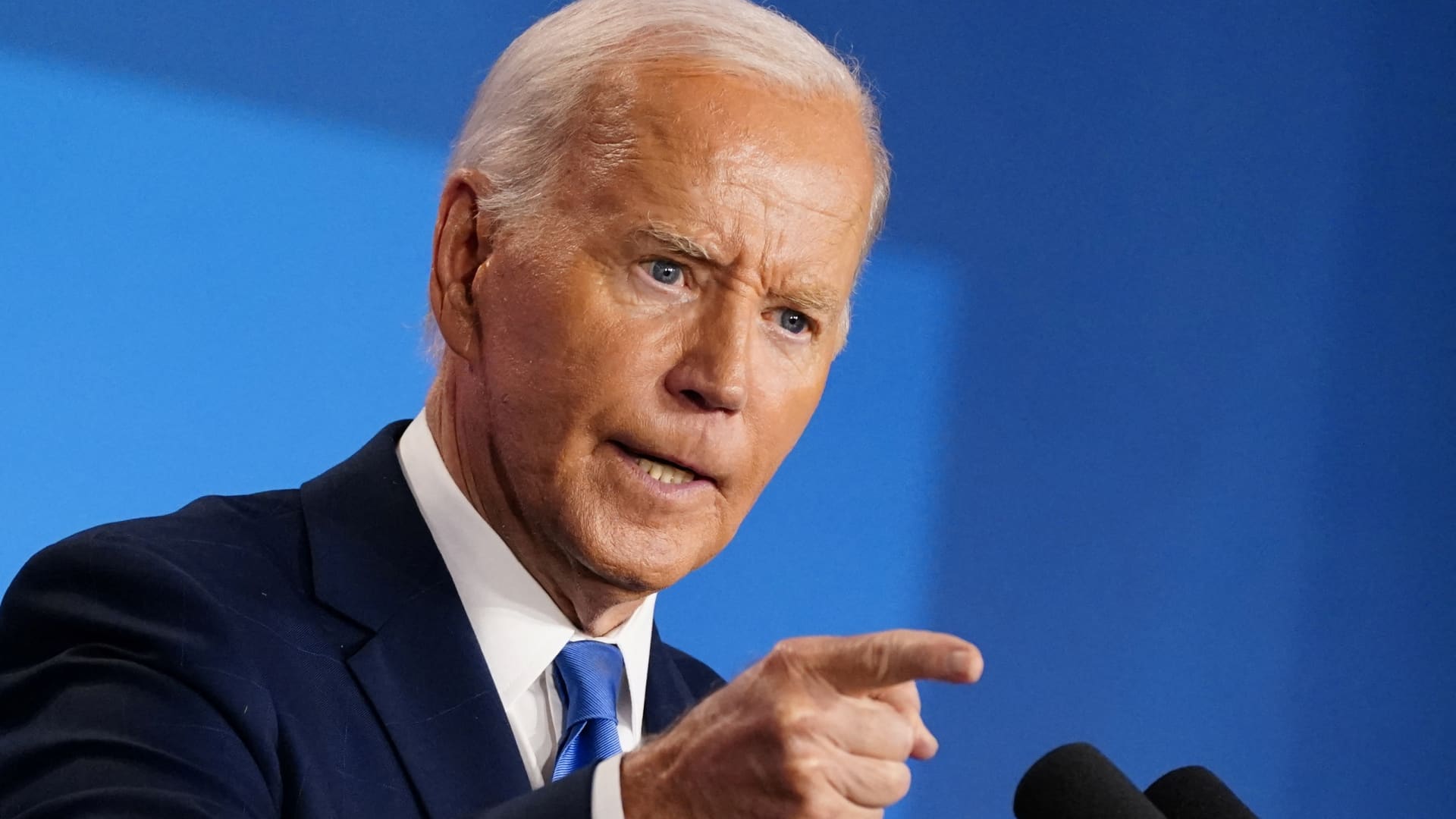 La campaña de Biden se afianza mientras los demócratas se preparan para más pedidos de que el presidente se retire
