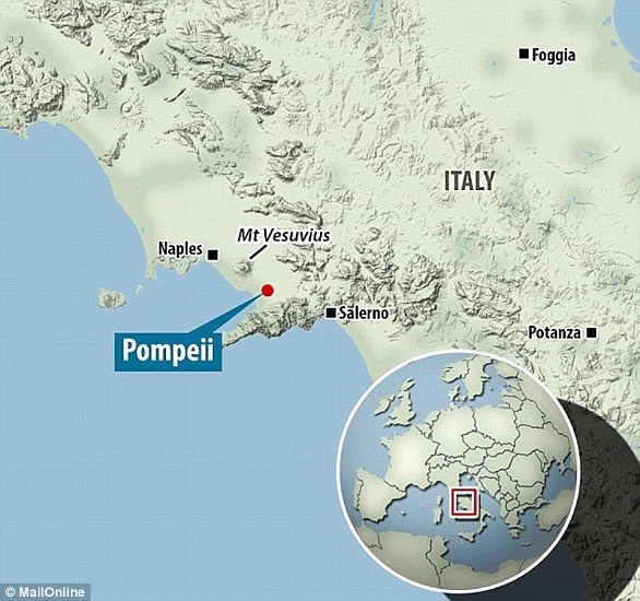 El monte Vesubio entró en erupción en el año 79 d. C., sepultando bajo cenizas y fragmentos de roca las ciudades de Pompeya, Oplontis y Estabia, y bajo un aluvión de lodo la ciudad de Herculano.