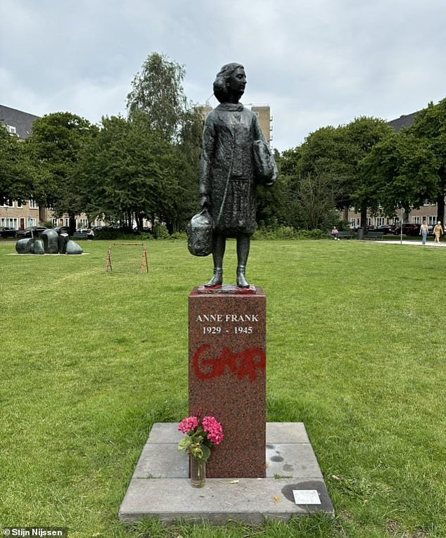 La estatua de Ana Frank, víctima del Holocausto, en Ámsterdam ha sido profanada con un grafiti que dice 'Gaza', lo que ha provocado la condena de los políticos holandeses