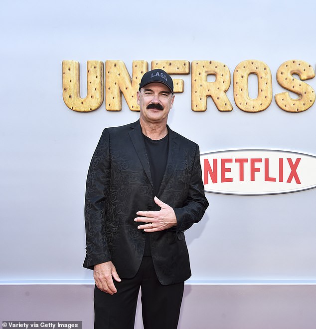 La estrella de Seinfeld, Patrick Warburton (en la foto), reveló cómo terminó interpretando un papel importante en un clásico del cine australiano.