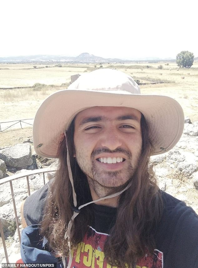 Michael Frison, de 25 años (en la foto), de Chard, en Somerset, no ha sido visto desde que salió a caminar en la zona rural de Luras, Sardina, el 13 de julio.