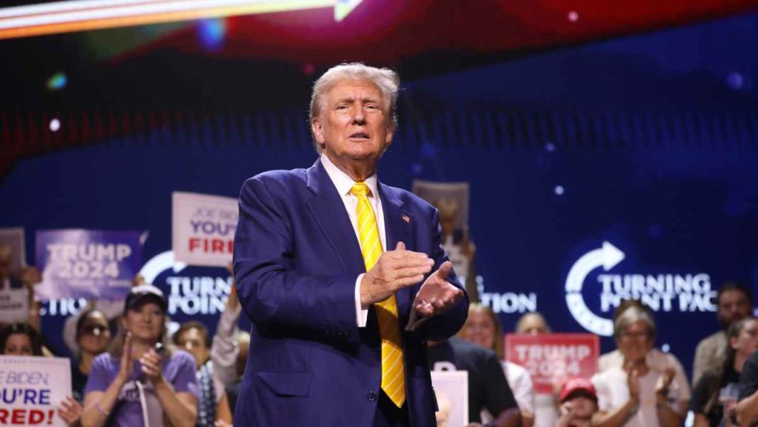 El expresidente de los Estados Unidos Donald Trump habla con los asistentes a un mitin de Chase the Vote en la Iglesia Dream City en Phoenix, Arizona.